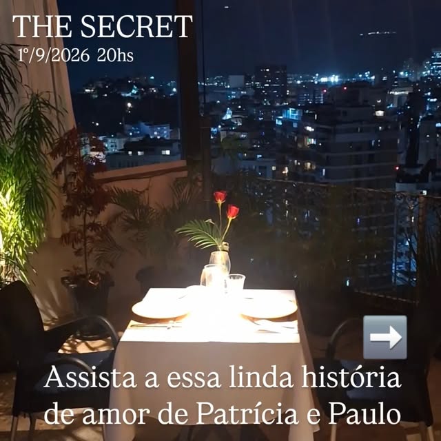 Mesa de jantar para duas pessoas com vista noturna do Rio no The Secret Nomad Cooking.